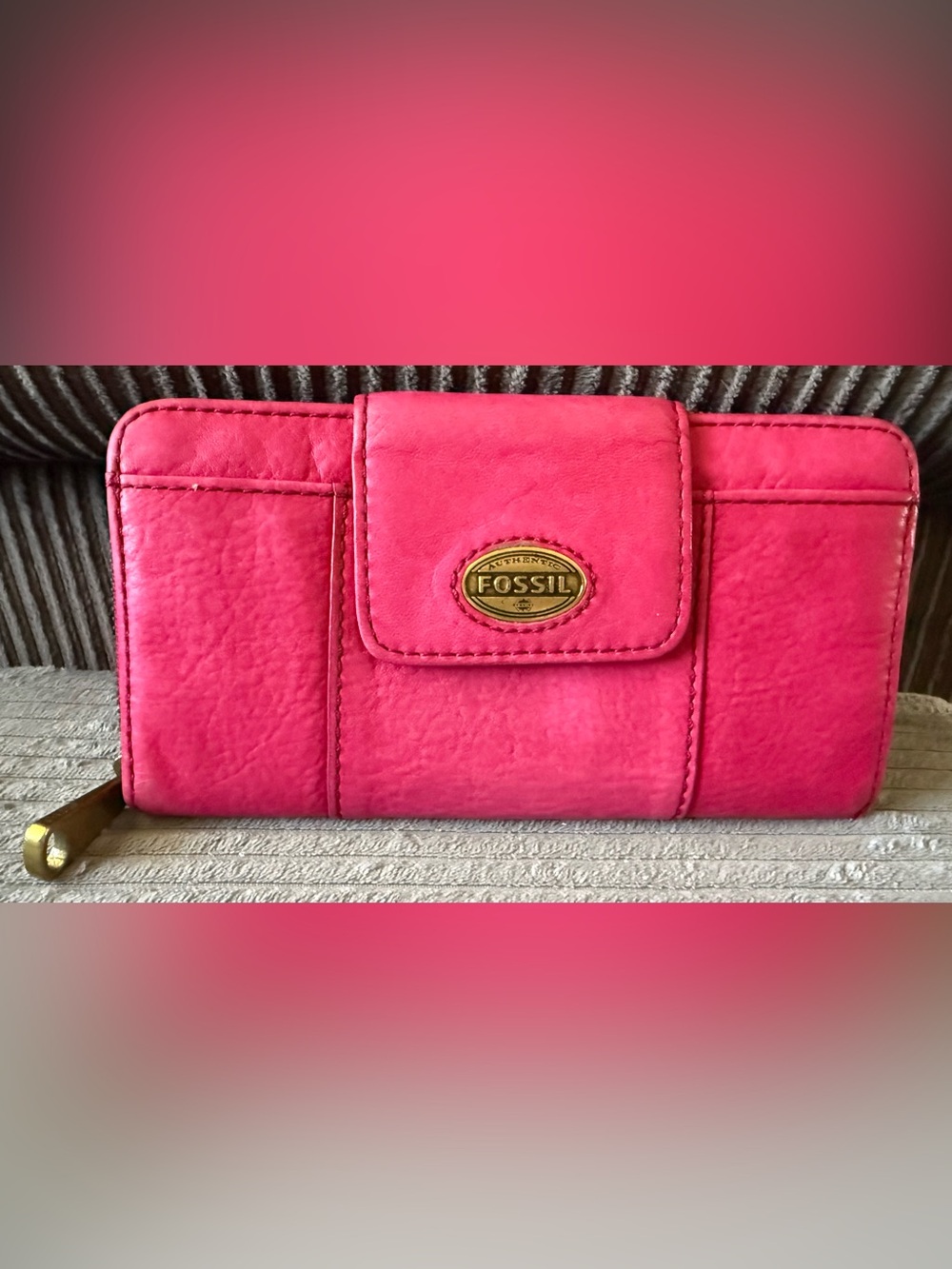 Fossil Dark Pink Fuchsia Leather Bifold Wallet with Branded Plaque Zip around
